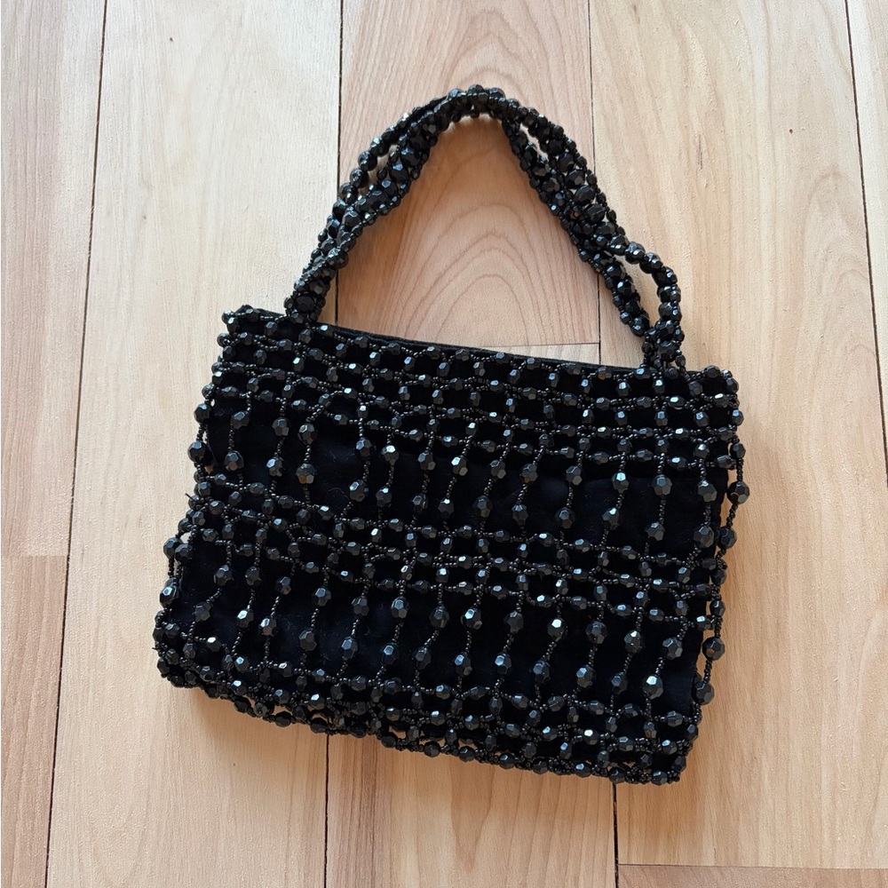 Black beaded vintage velvet hand bag purse with
magnetic closure
